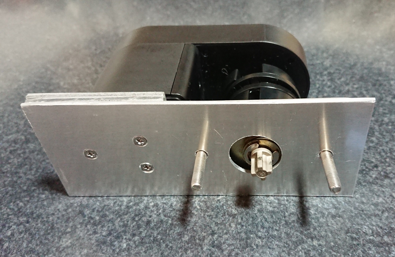 Qrio Lock Q-SL2を両面テープ貼りつけではなく、ねじ止め固定する。 | 12volt.jp