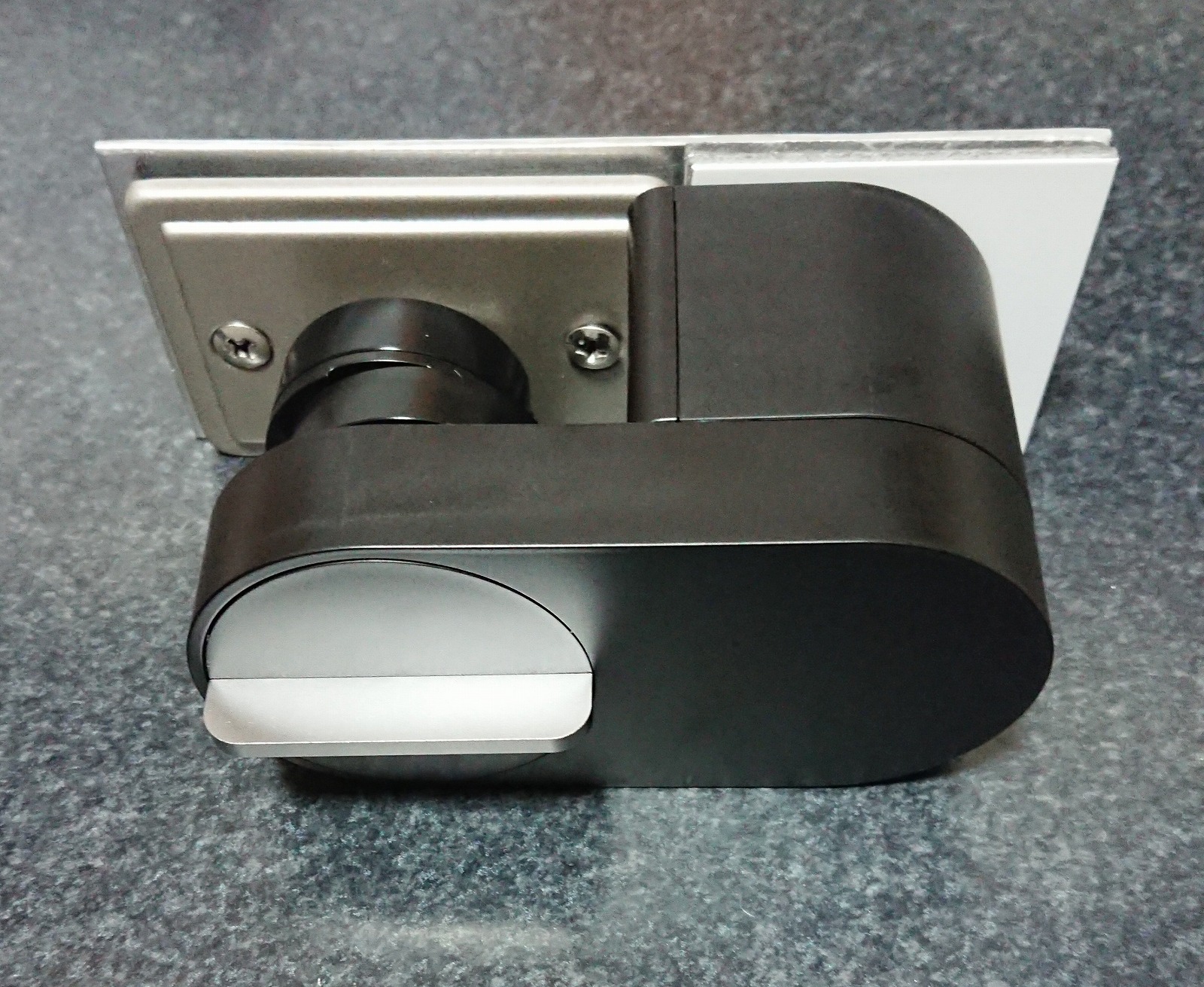 Qrio Lock Q-SL2を両面テープ貼りつけではなく、ねじ止め固定する
